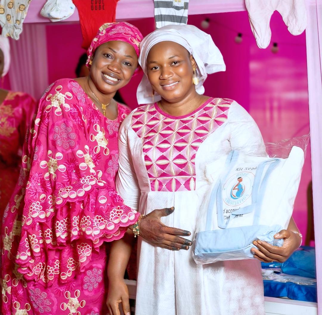 A future mother with her Néné Kit